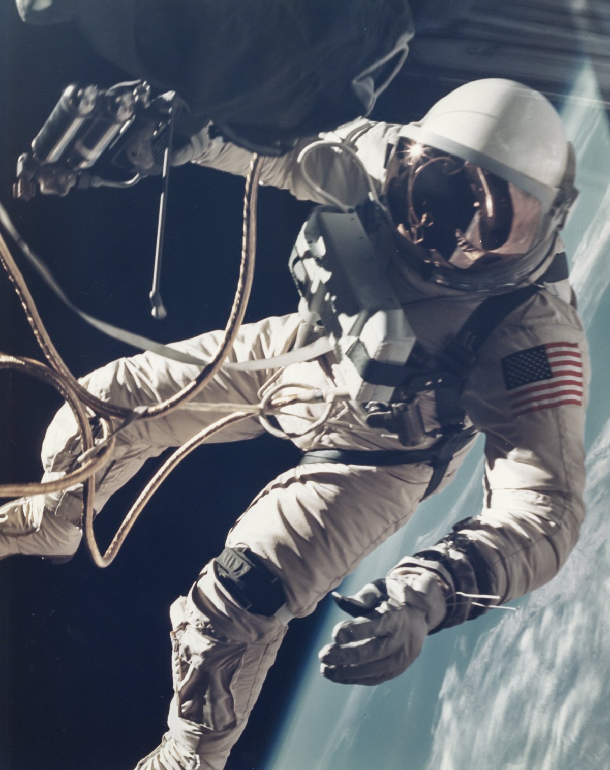 Харамсалтай нь Эд Уайт 1967 оны нэгдүгээр сарын 27-ны өдөр Аполло 1 хөлгийн туршилтын үеэр амиа алджээ.