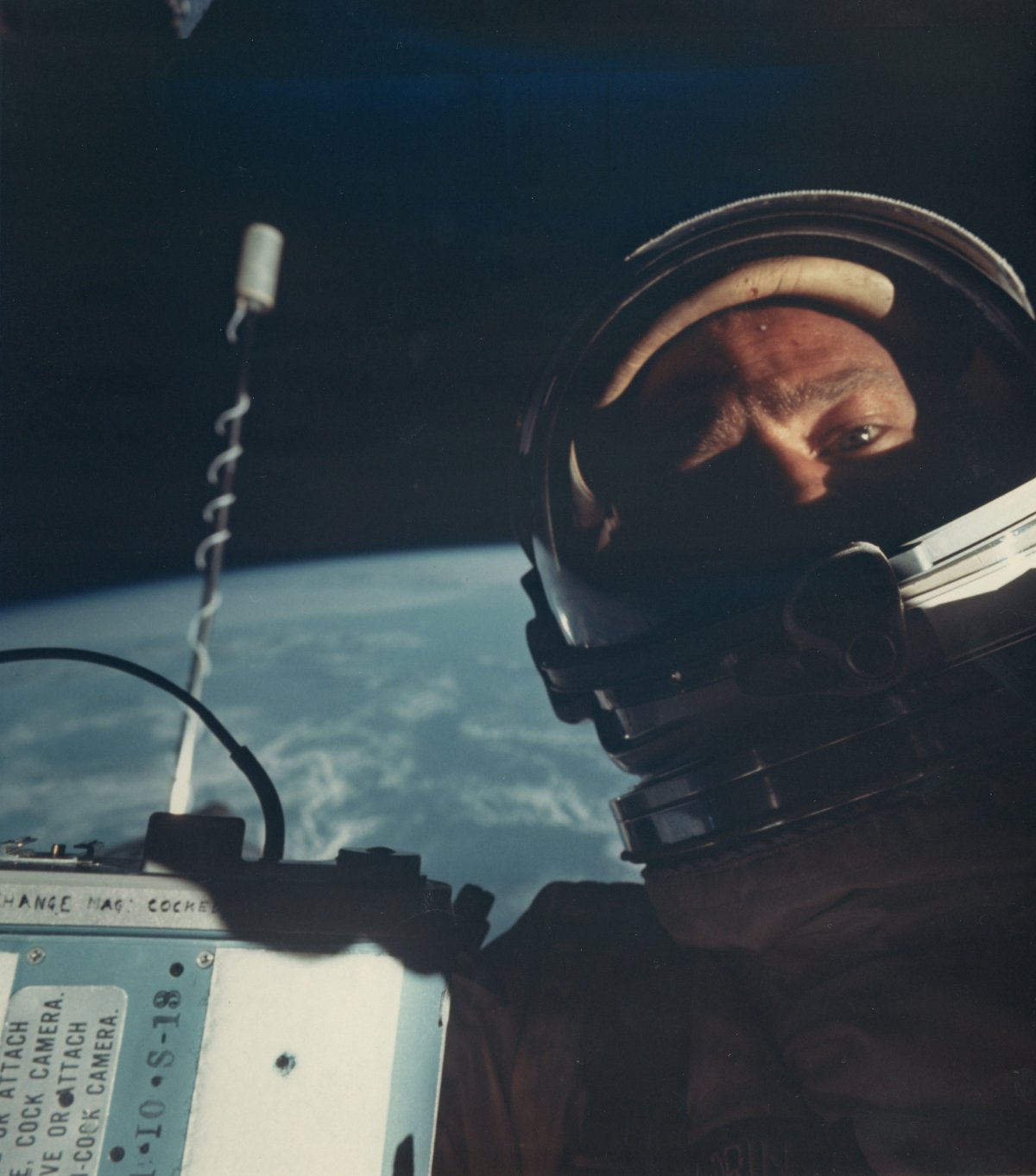 1966 оны арван нэгдүгээр сарын 11. Базз Алдрин. Задгай сансарт Селфи авсан анхны хүн.