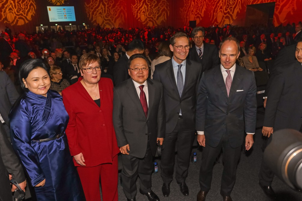 Ms Oyunkhorol Dulamsuren, Minister of Environment, Green Development and Tourism, Mongolia; Iris Gleicke, Parliamentary State Secretary, Federal Ministery for Economic Affairs and Energy; H.E. Tsakhiagiin Elbegdorj, President of Mongolia; Michael Müller, Governing Mayor of Berlin; Dr. Christian Göke, CEO, Messe Berlin GmbH (l.t.r.)