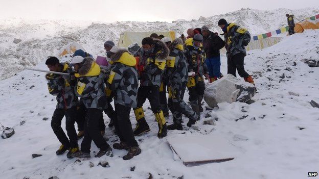 Аврагчид Эверестийн уулнаас гэмтэж бэртсэн уулчдыг эмнэлэгт хүргэж байна