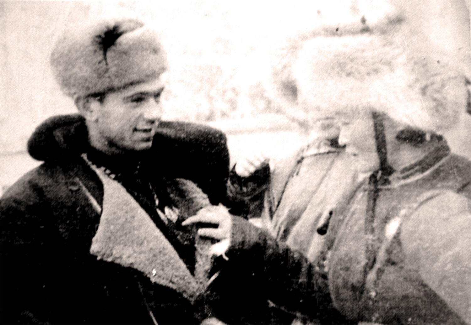 ЗХУ-ын баатар В.Носов Монгол Улсын малчин С.Цэгмэд нар (1943 он). В.Носов 16 настай гвардийн цэрэг байхдаа С.Цэгмэд гуайгаас бэлэг гардан авчээ.