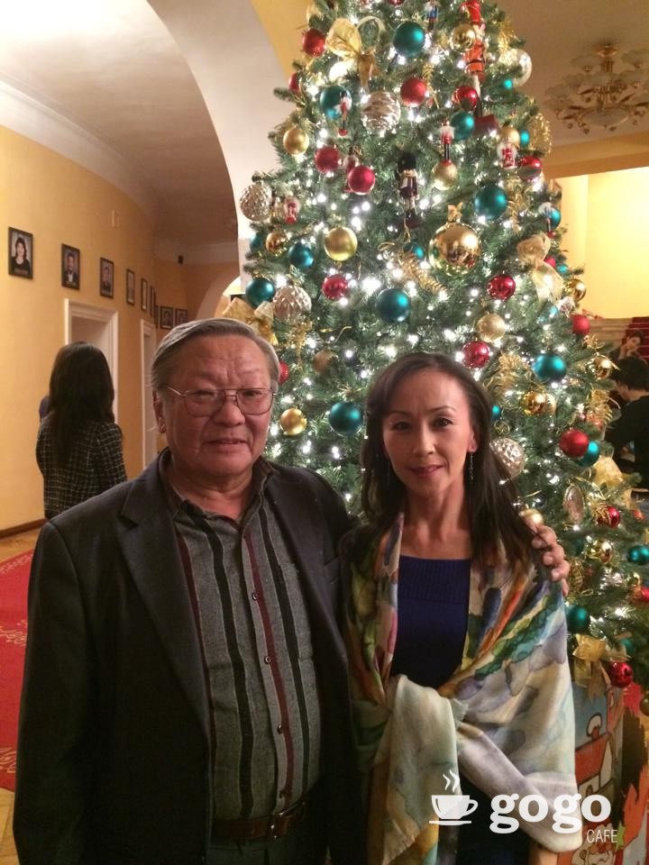Г.Цолмон өөрийн аав Монголын анхны балетын гоцлол бүжигчдийн нэг Ардын Жүжигчин О.Ганбаатарын хамт