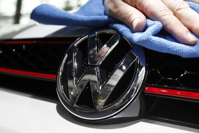 "Volkswagen""-ийн эмблем Зургийг: Мишель Тантусси / Bloomberg