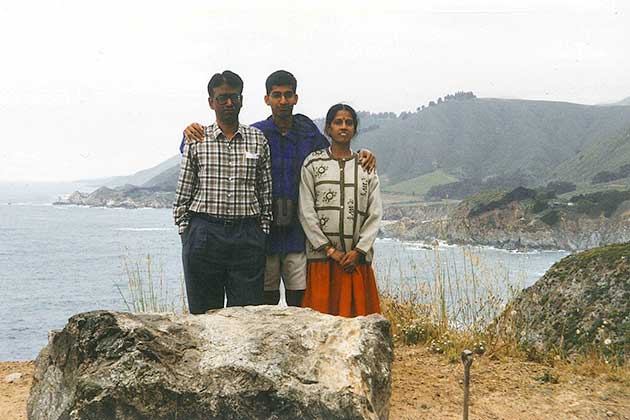 Сундар Пичай, эцэг, эхийн хамт 1997 он. АНУ