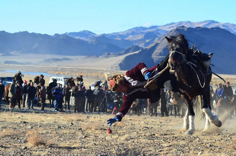 A race to pick up a coin on the ground while on horseback,