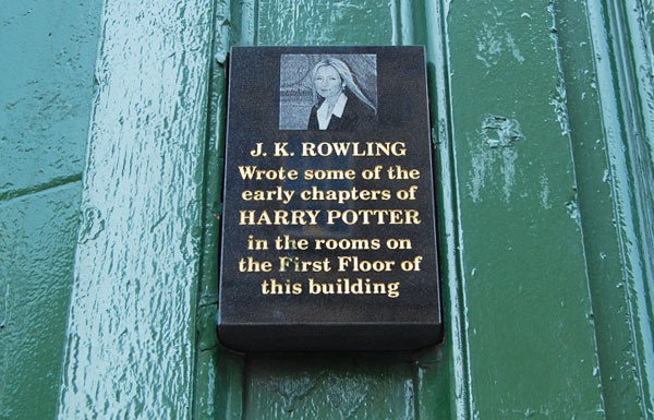 Ж.К Роулинг энэ барилгын нэг давхарт Харри Поттер зохиолын эхний бүлгүүдийг бичиж байв