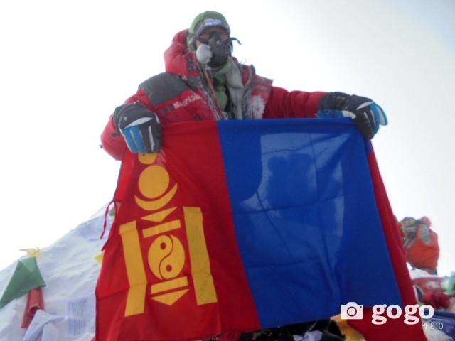 Б.Цэвээндаш 2016 оны тавдугаар сарын 21-нд Эверестийн оргилд Монголынхоо далбааг мандууллаа
