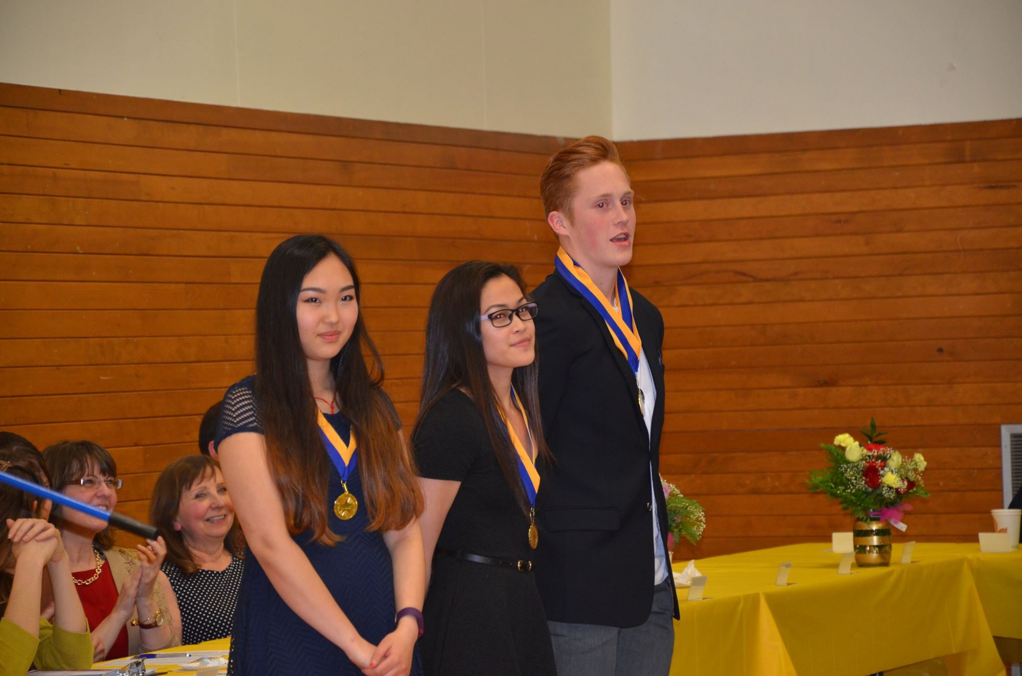 Аляска мужийн ахлах ангийн сурагчдын дунд зохиогддог испани хэлний тэмцээнд алтан медаль хүртжээ