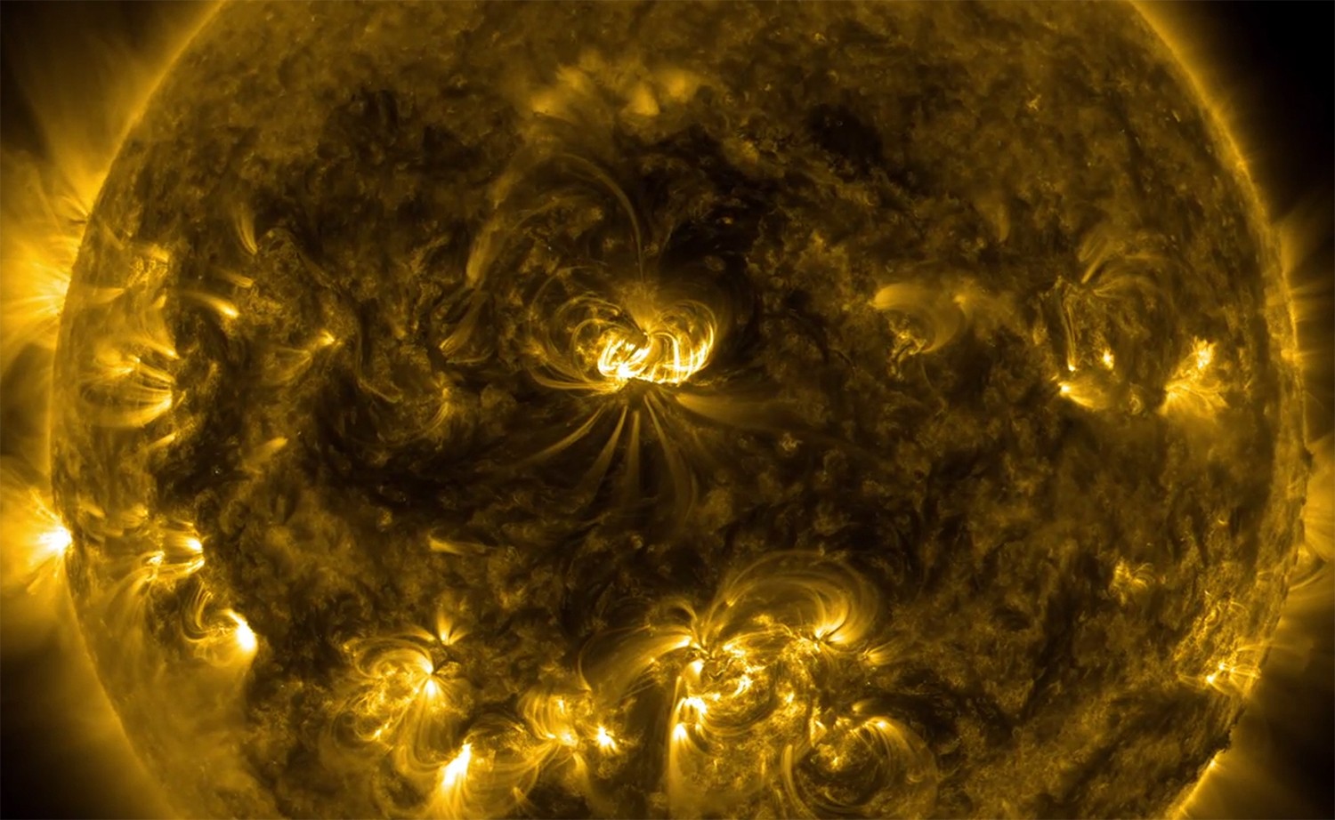 За сколько секунд свет достигает земли. Гелий на солнце. Гелий 5 на солнце. Вспышки на солнце в телескоп. Есть ли сегодня вспышки на солнце или магнитные бури.