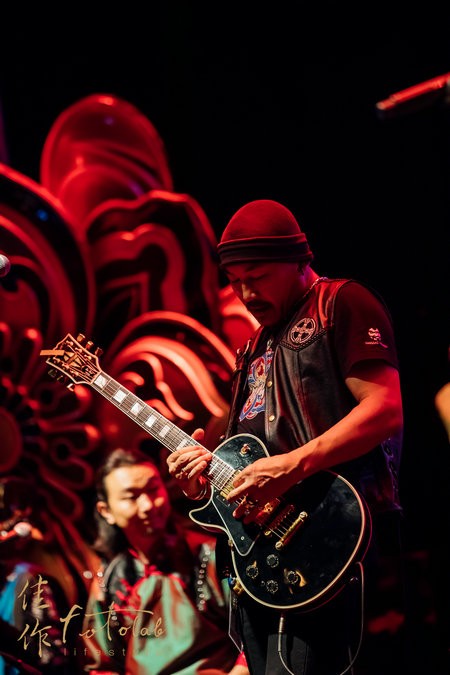 Hanggai band members include guitarist Yilalata. [Photo by Nan Zi/China Daily]