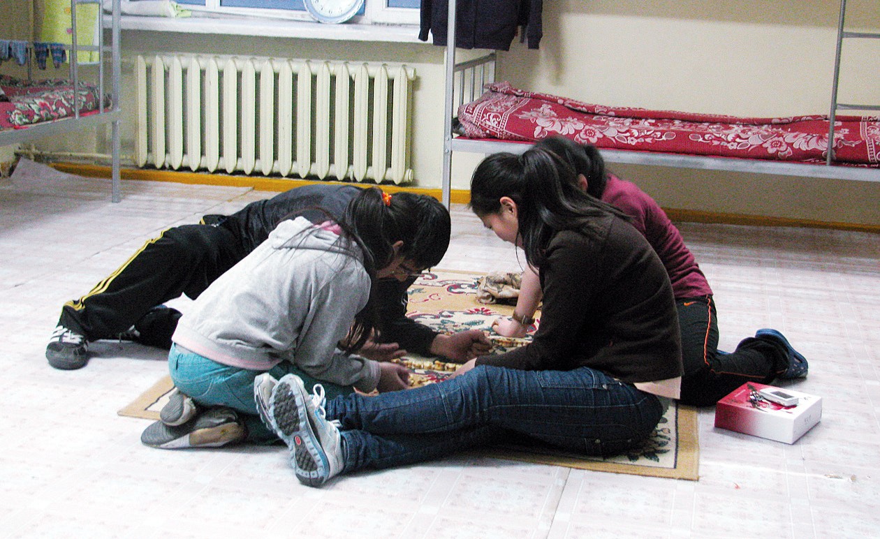 “Өнөр бүл” төвийн хүүхдүүдэд тухтай тоглох, телевиз радио сонсох орчин байхгүй байна.