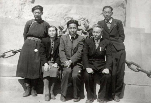(баруун гар талаас) Зохиолч Ч.Чимэд, Б.Ринчен, Ч.Лодойдамба, Э.Оюун, Ч.Лхамсүрэн. 1956 он
