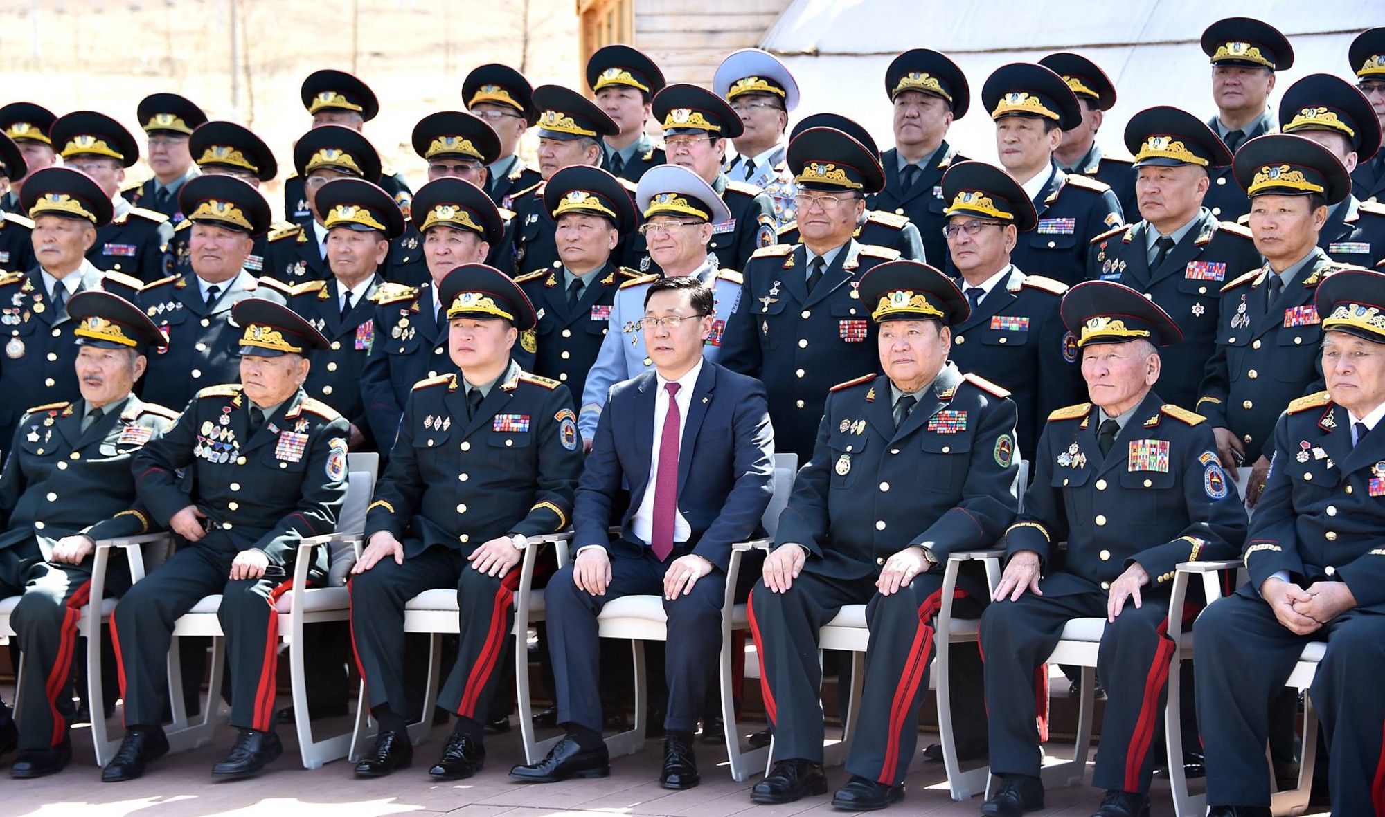 Ерөнхий сайд генералуудад хүндэтгэл үзүүллээ