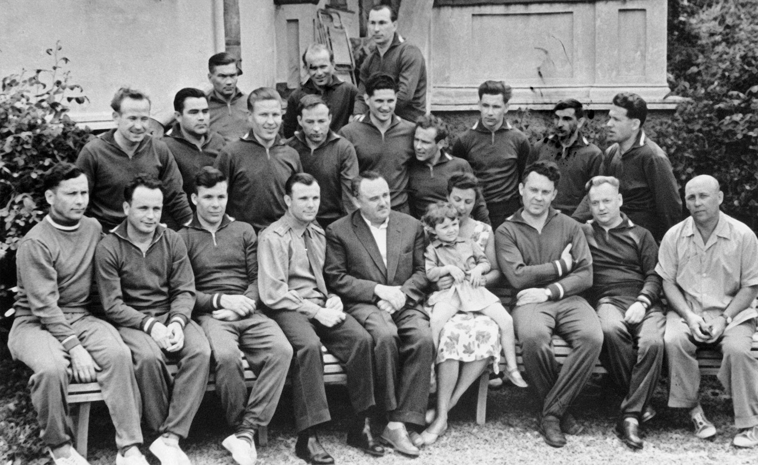 Горбатко нүүрний эгнээнд зүүн гар талаас хоёрт, харин Юрий Гагарин эхний эгнээнд Зөвлөлтийн сансрын хөтөлбөрийг удирдаж байсан Сергей Королевийн хажууд суужээ