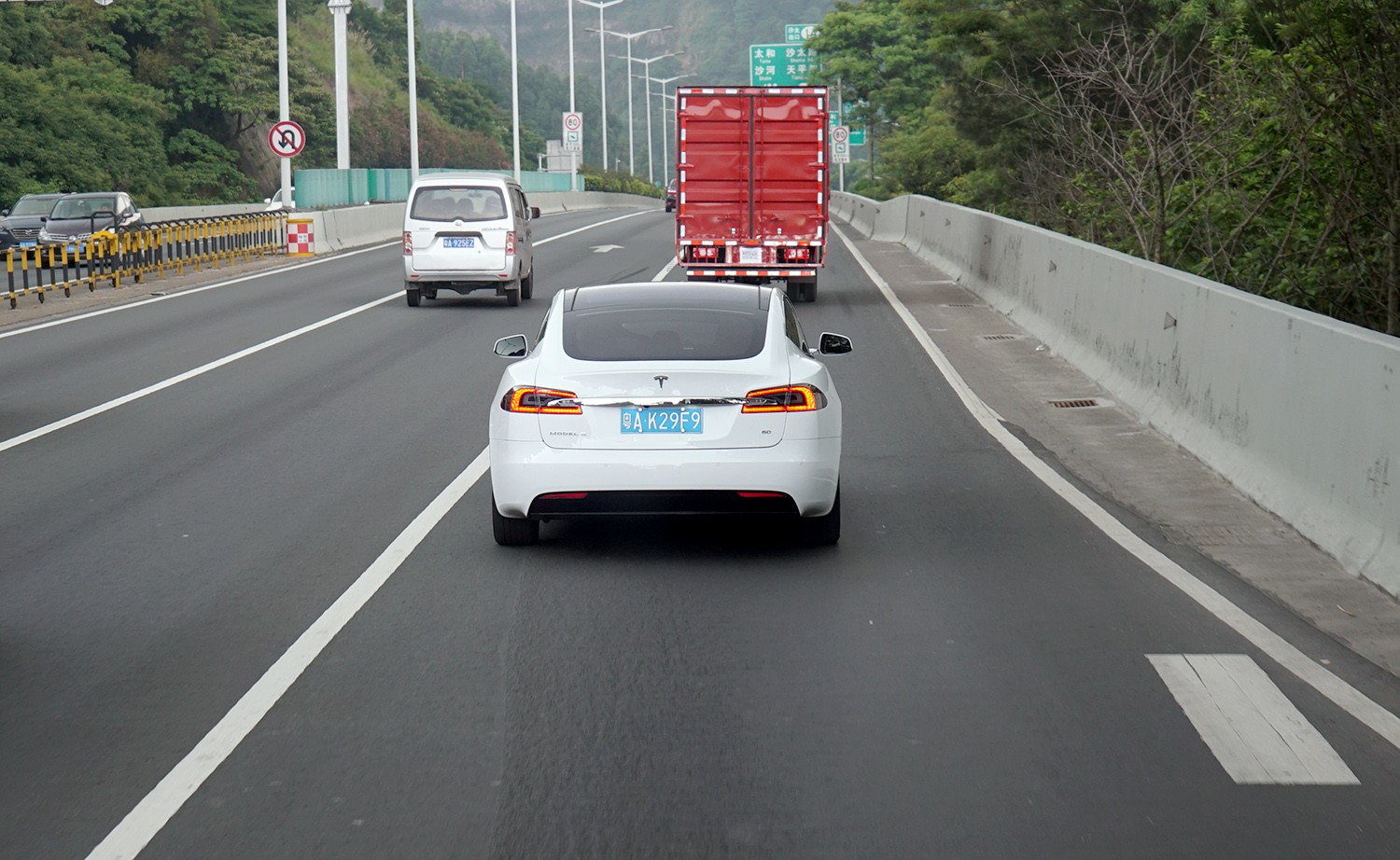 Гуанжоу хотоос Шенжень орох замд таарсан гурван Tesla-ийн нэг...