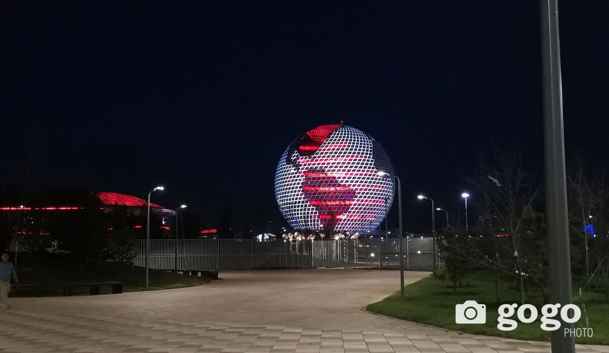 Экспогийн төв барилга шөнөдөө төрөл бүрийн өнгийн гэрлээр асаж, Астана хотыг чимнэ