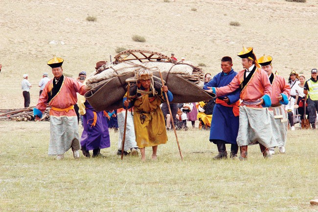 Монголчууд бид эртний нүүдлийн соёл иргэншилтэй ард түмэн билээ. Эгэл жирийн малчин ард дөрвөн ханатай гэрээ багахан эд хогшилтойгоо хамт баглаж үүрээд нүүж байсан түүх ийн биелэлээ олов.