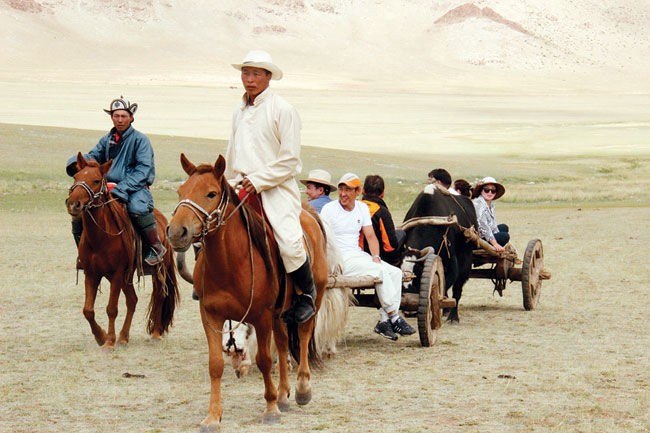 "Монгол шар хүчлэн зүтгэнэ, модон тэрэг чихран дуугарна" гэдэг шиг наадмын үеэр жуулчдад үхэр тэргээр үйлчилсэн нь отог хоорондын замд илүү зугаатай, монгол ахуйг сурталчилсан үйлчилгээ байв.
