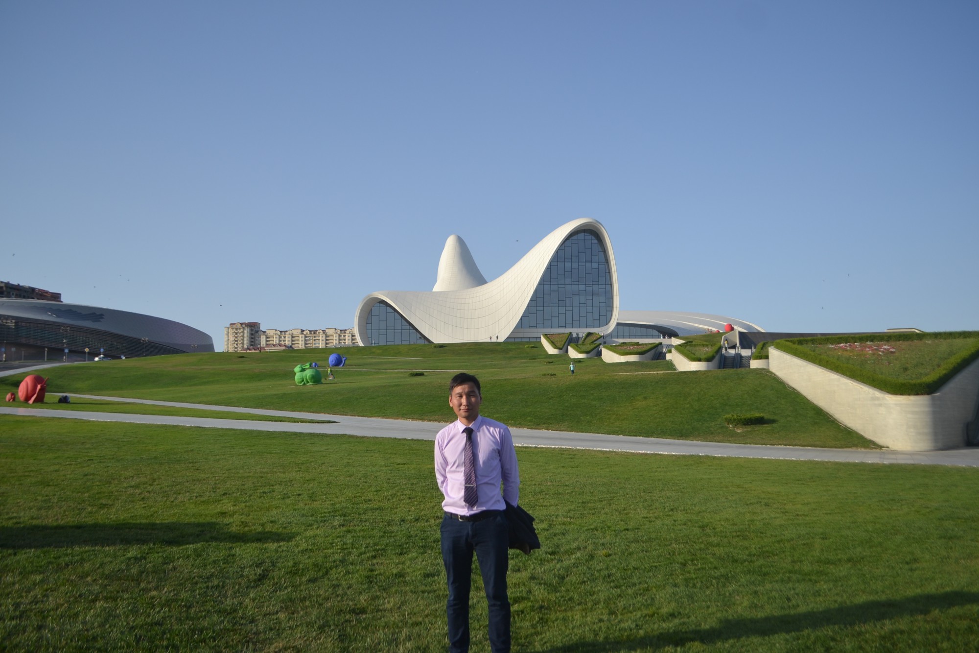 "Mongolian Economy" сэтгүүлийн сэтгүүлч Г.Даваадорж. Гейдар Алиевын нэрэмжит төв. Баку. Энэ барилгыг нэг ч баганагүйгээр босгожээ.