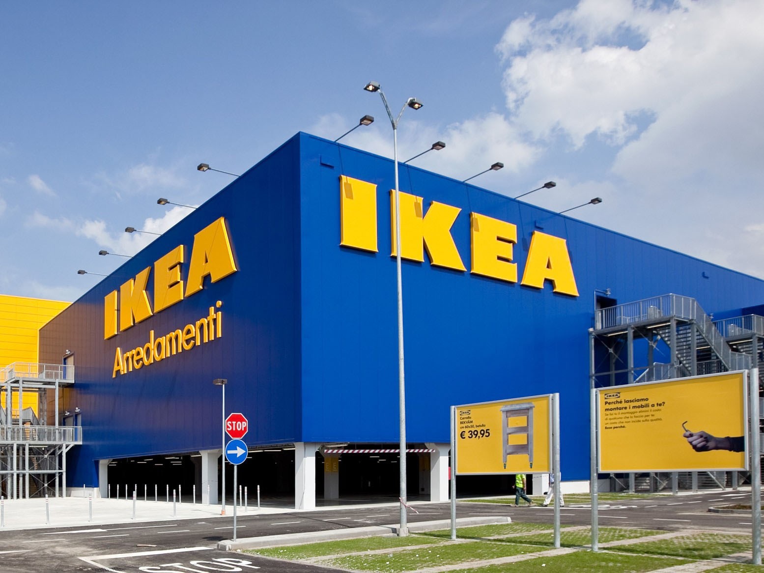 Өмнө нь худалдааны төвүүд нь улаан цагаан байсан бол одоо бүх сүлжээ дэлгүүрүүдээ Шведийн төрийн далбааны өнгөөр “будсан” байна.