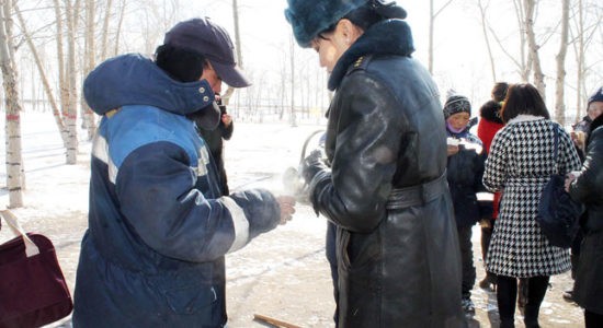 Цугларалтад ирсэн бүсгүйчүүд сайн үйлсийн аянд нэгдэж “Чойбалсан хөгжил” ОНӨААТҮГ-ын ажилчдад халуун аарц, жигнэмгээр үйлчлэв.