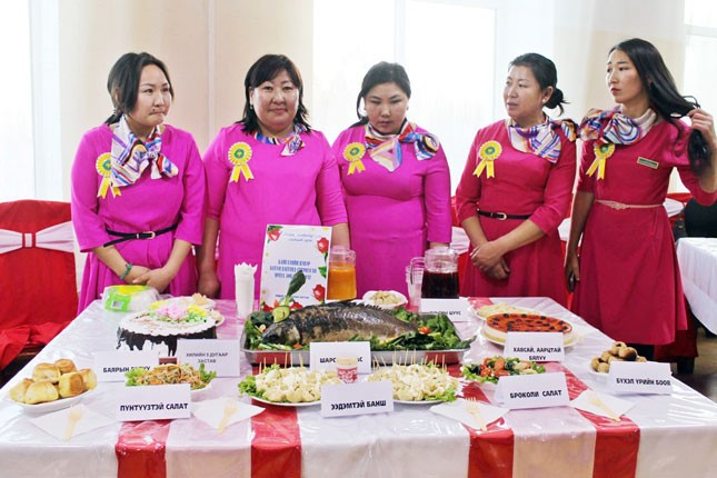 Хилийн заставын хүүхнүүд гарын доорх материал ашиглаж хийсэн амттанууд.