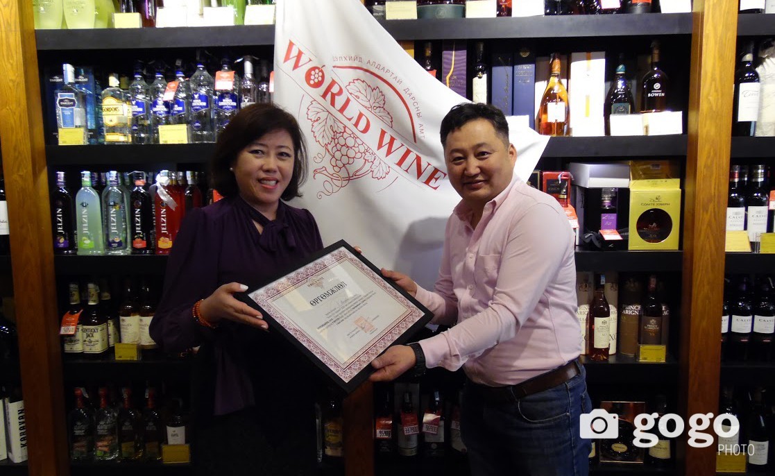 Зүүн гар талаас World Wine компанийн захирал Ц.Түвшинбаяр, уралдааны тэргүүн байрын эзэн Ё.Нямдаваа