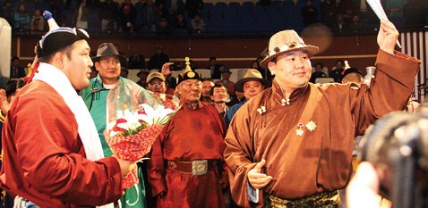 Өмнө нь болсон Монгол туургатны барилдаанд аварга Ч.Санжаадамба заан цолтойдоо түрүүлж сүмогийн их аварга Д.Дагвадоржоос шагналаа гардан авсан юм.