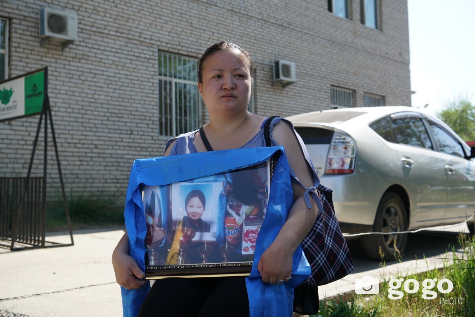 2018.06.29-ний өдөр. Ээж нь шүүх хуралд охиныхоо зургийг аваад ирэв.