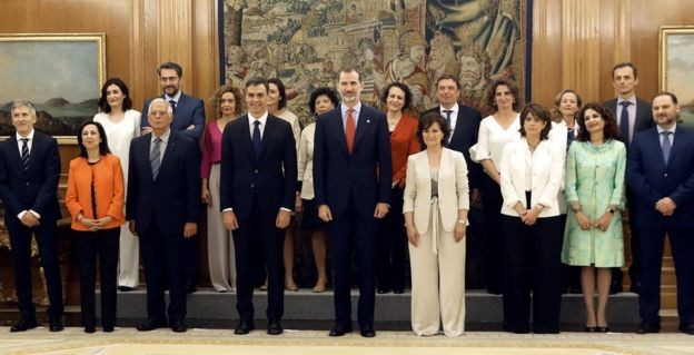 Испанийн шинэ Засгийн газрын 17 гишүүний 11 нь эмэгтэй сайд нар байна.