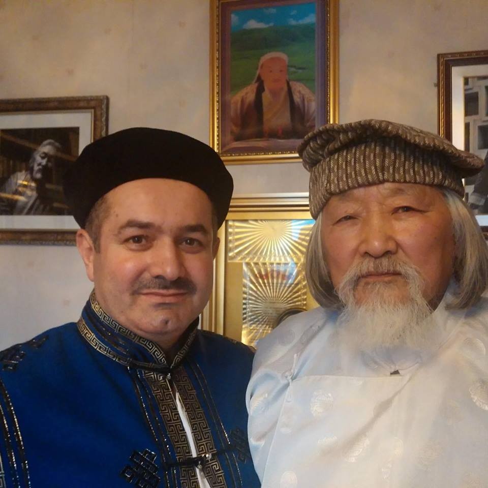Гэрэл зургийг Вэйсэл Акчая-н фб хуудаснаас авав: “Эмпати ертөнц” ХХК-ийн ерөнхий Вэйсэл Акчая зохиолч Урианхай гуайтай авахуулсан зураг