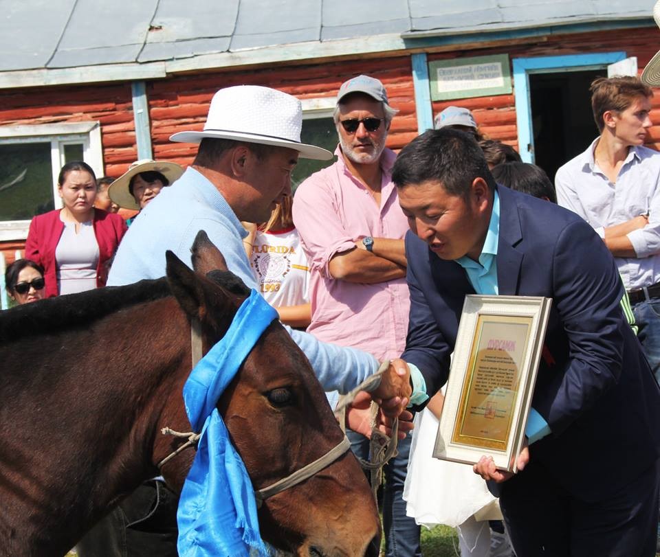 Төслийг санаачлагч Л.Баяндоржид мөн адуу бэлэглэжээ.