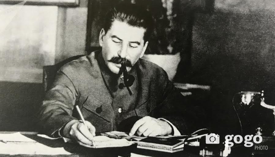 И.В.Сталин /1920 оны сүүлчээс 1953 он хүртэл ЗСБНХАУ-ын их удирдагчаар ажилласан/