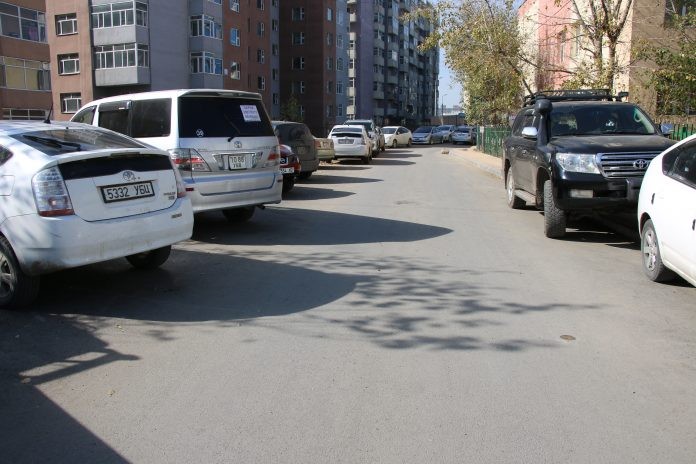Орон сууц болон гэр хорооллын доторх зарим авто замыг засч байна
