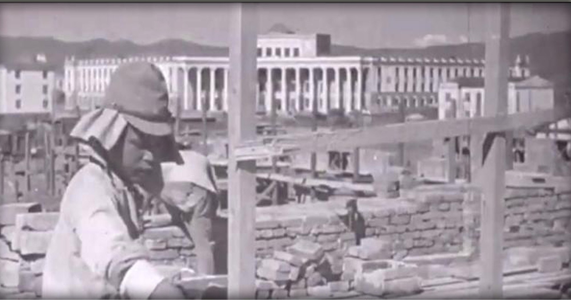 Төрийн ордны барилга дээр ажиллаж буй япон цэрэг 1946 он.