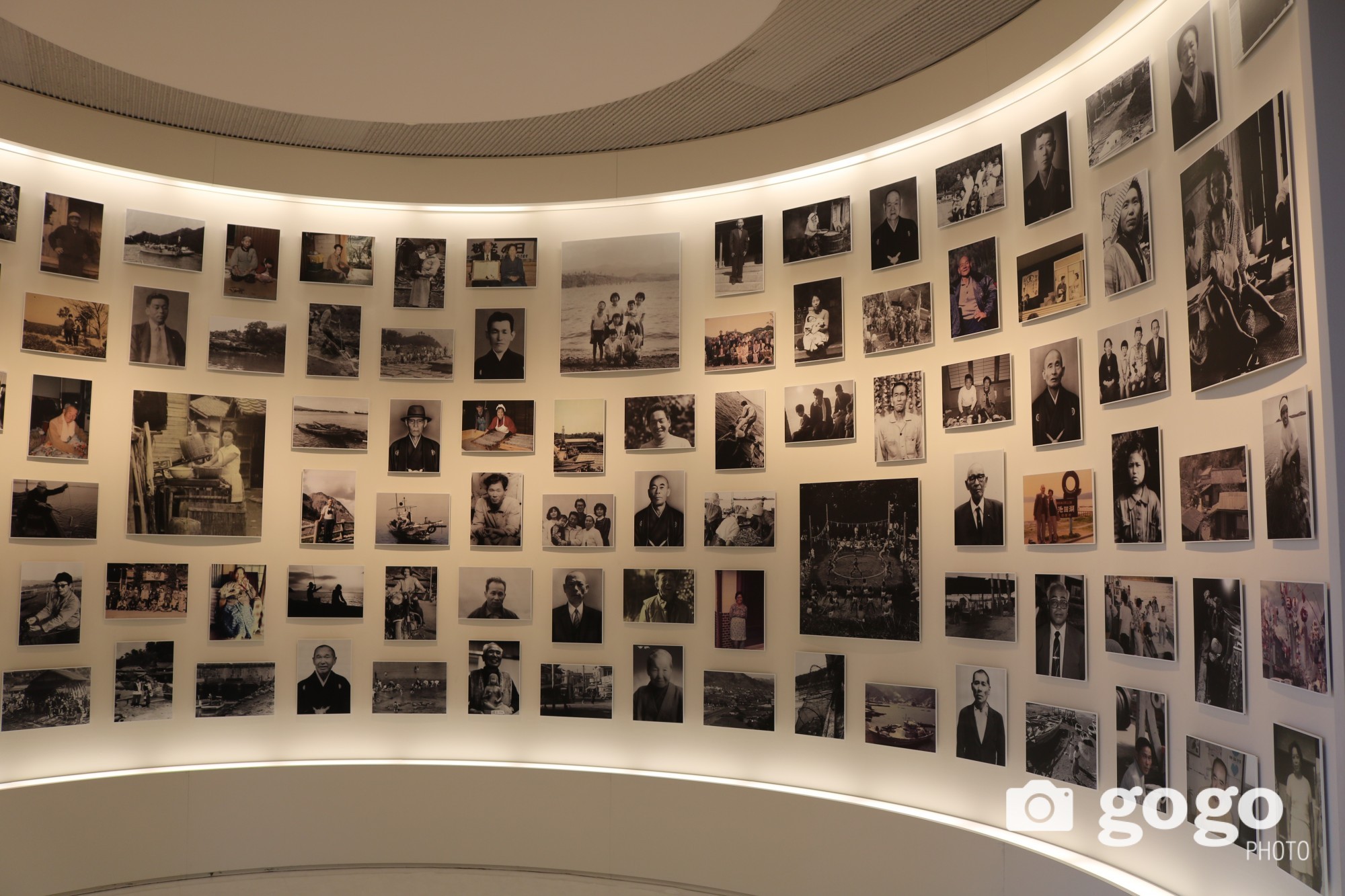 Минамата өвчний эх сурвалжийн музей- Минамата өвчтэй хүмүүс болон тэдний гэр бүлийн зураг. Хүн болгон өөр түүхтэй.