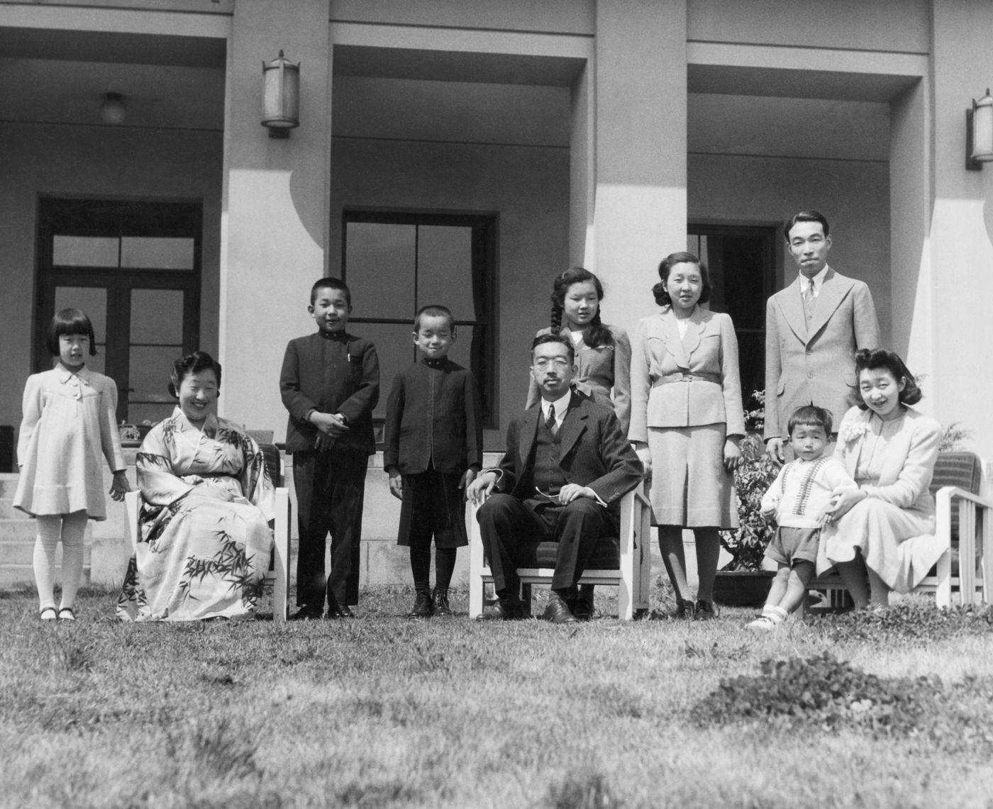 Эзэн хаан Хирохито гэр бүлийн хамт. Зүүн гар талаас гурав дахь нь өнөөгийн эзэн хаан Акихито
