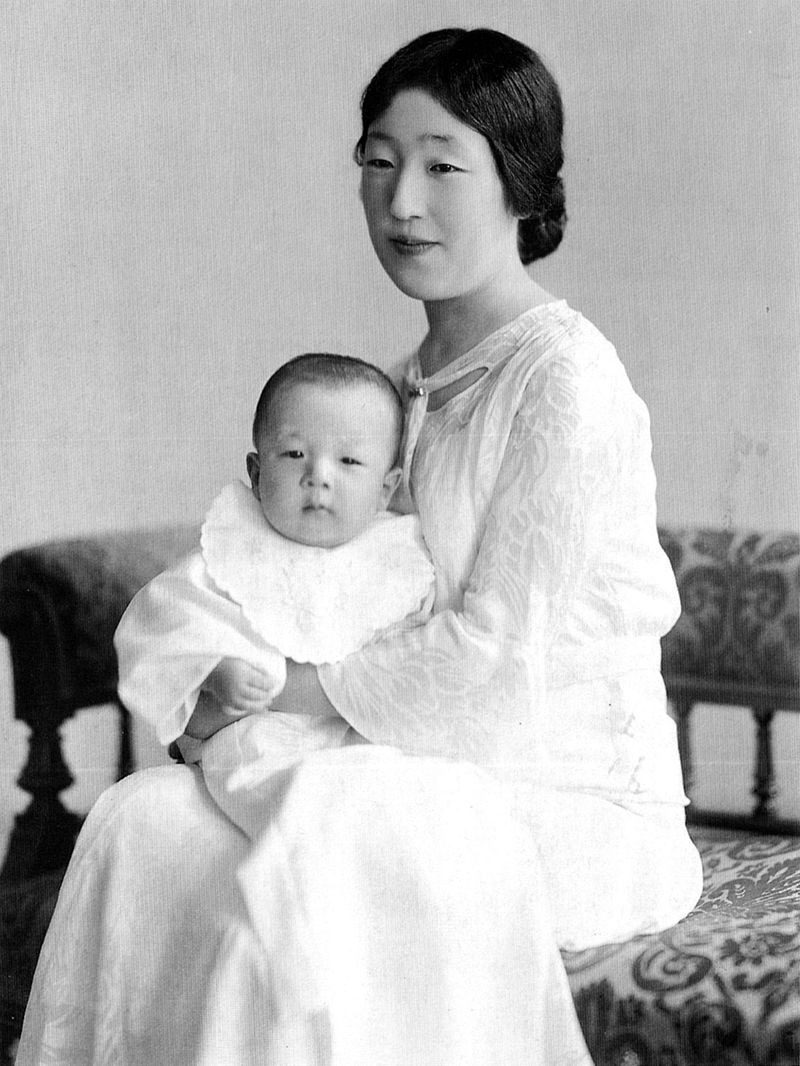 Хатан хаан Нагако ууган ханхүү Акихитогийн хамт, 1934 он