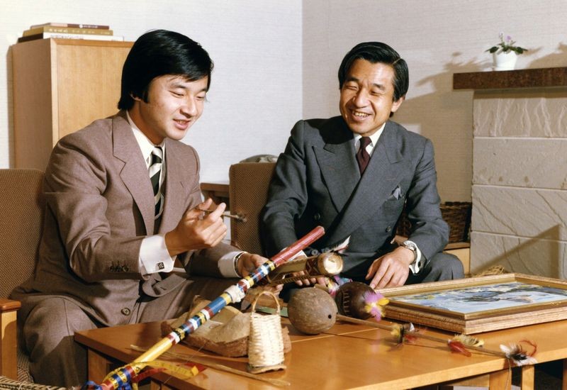 1982 онд, Токио хотноо ханхүү Акихито өөрийн хүү Нарухитогийн хамтаар Бразилийн гар урлалыг сонирхон хийж байгаа нь.