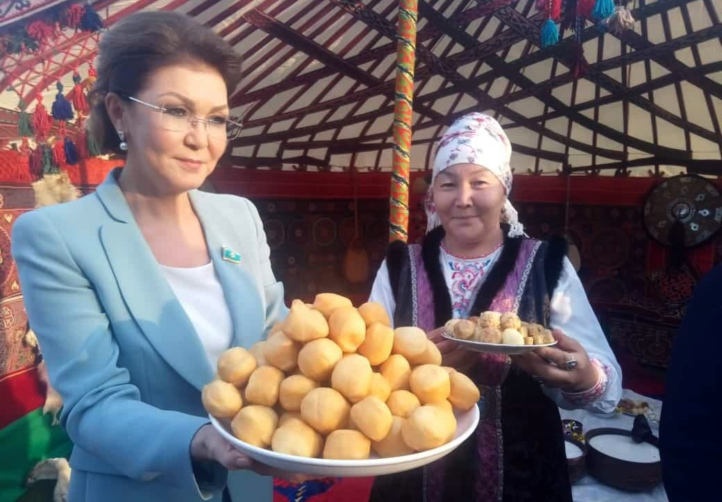 Казахстаны Ерөнхийлөгч асан Нурсултан Назарбаевын охин, парламентийн дарга Дарига Назарбаевагийн хамт