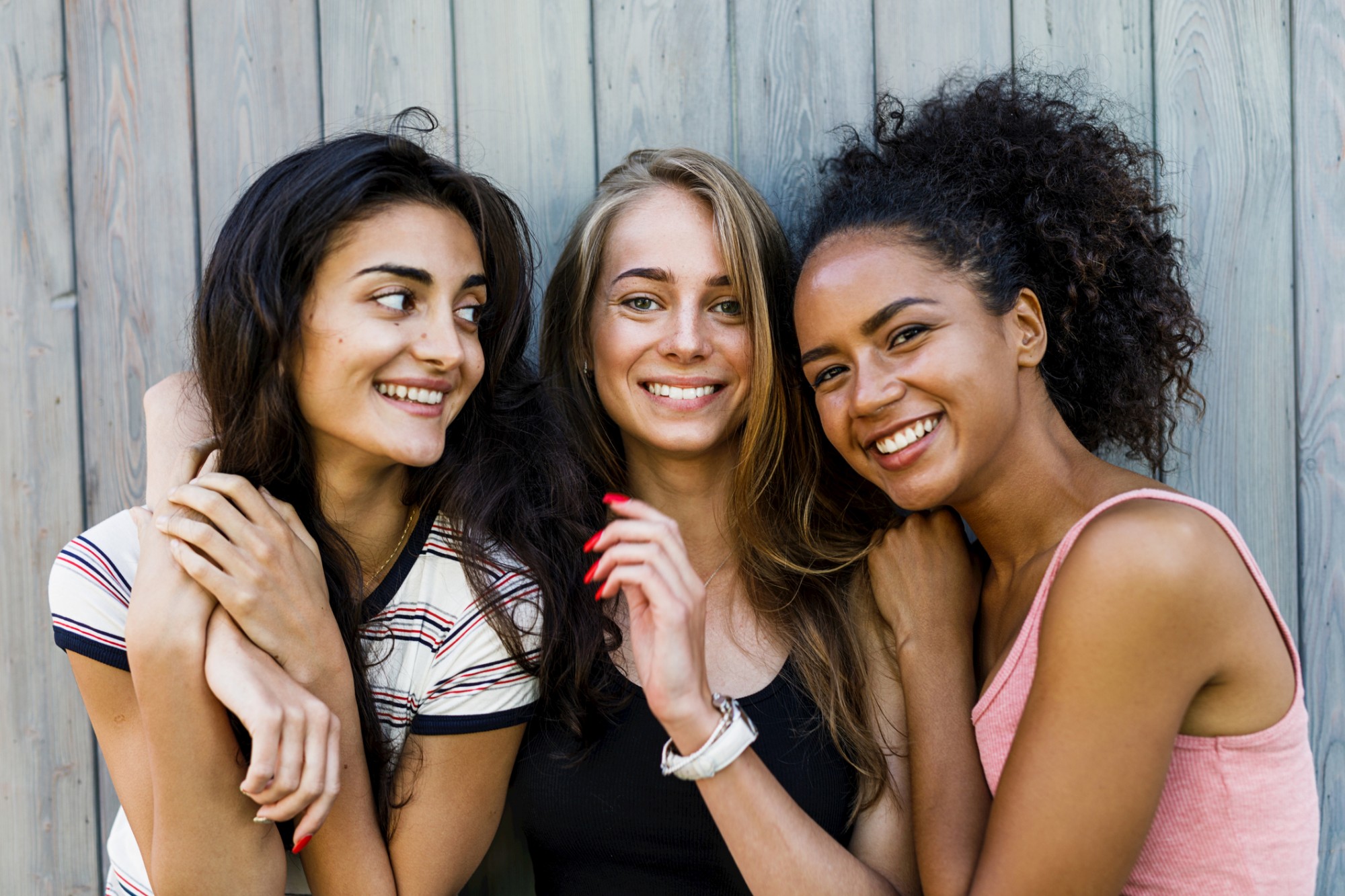 Совместный внешне. Общества из трех красивых женщин-. Women together. Group of young women. Natural Beauty Group of women.