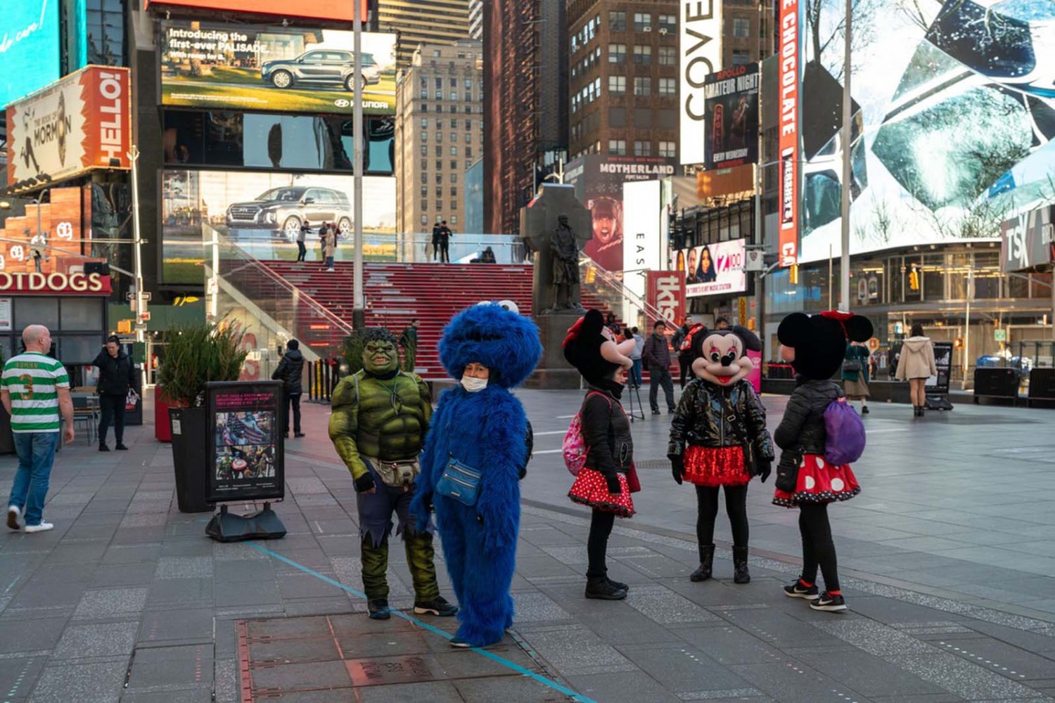 Хүнгүй болсон "Times Square"-т жуулчидтай зураг авахуулж мөнгө олдог хүүхэлдэйн киноны баатрын дүрд хувирсан хүмүүс. Нью Йорк хот. АНУ. 2020 оны гуравдугаар сарын 12