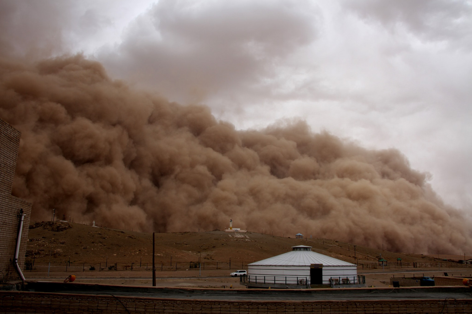 Бури человеческой жизни никак не. Самум Песчаная буря. Пыльные бури в Китае. Пыльная буря в Монголии. Пекин пыльная буря.