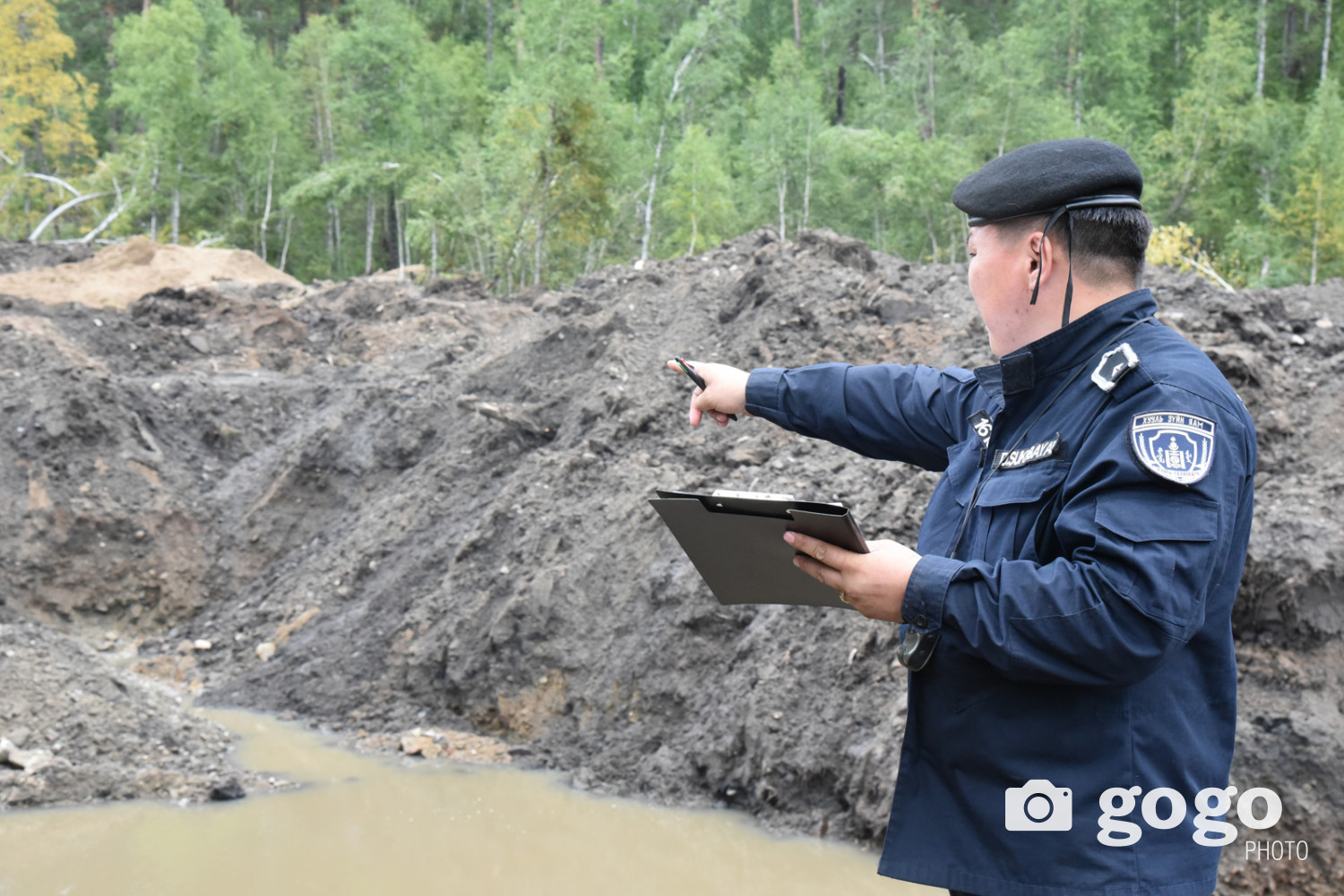 Бичил уурхай эрхэлсэн газарт хэргийн газрыг үзлэг хийж, эвдэрсэн талбайн хэмжээг GPS ашиглан тэмдэглэдэг