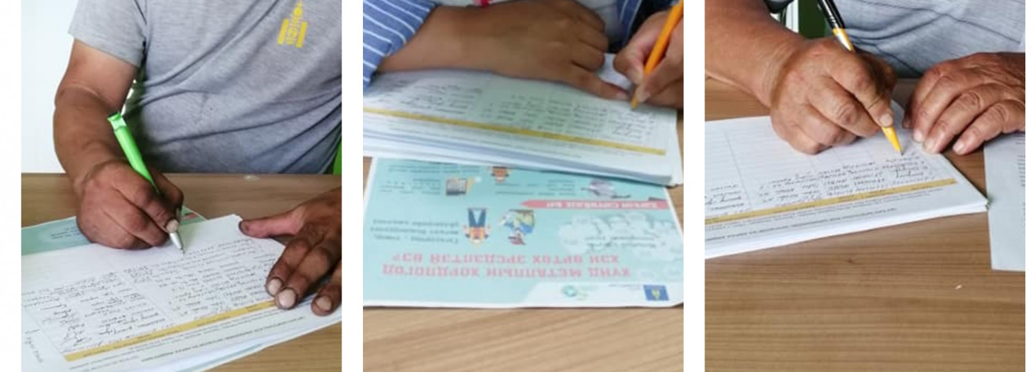 Иргэд гарын үсэг зурж байна