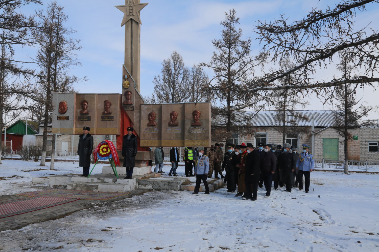 Булган аймаг дахь Монгол Улсын баатруудын хөшөөнд цэцэг өргөжээ