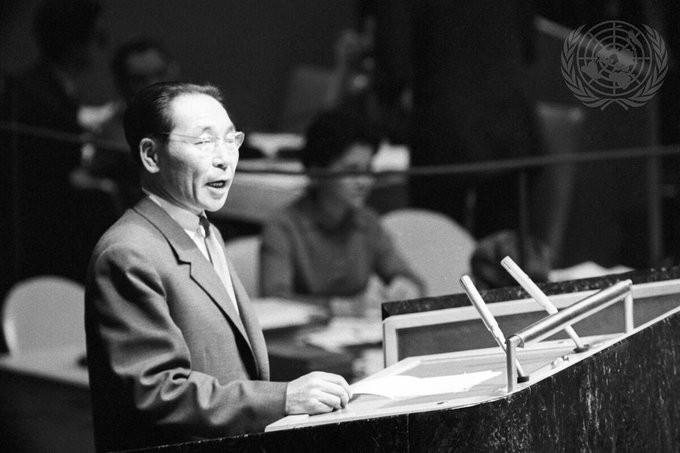 1961 онд БНМАУ-ын Гадаад явдлын яамны орлогч сайд Д. Цэвэгмид НҮБ-ын гишүүн болсны дараа Ерөнхий асамблейн индрээс үг хэлж буй мөч