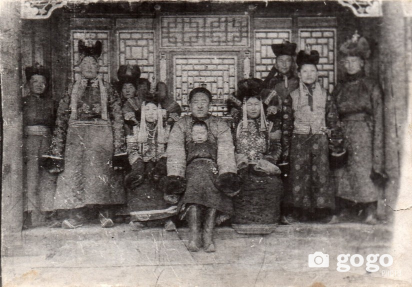 Чин ван Ханддоржийн удмынханд хадгалагдаж үлдсэн зураг. Зургийг Ё.Отгонбаяр “Чин ван Ханддорж” номноос. 1911 оноос өмнө бололтой.