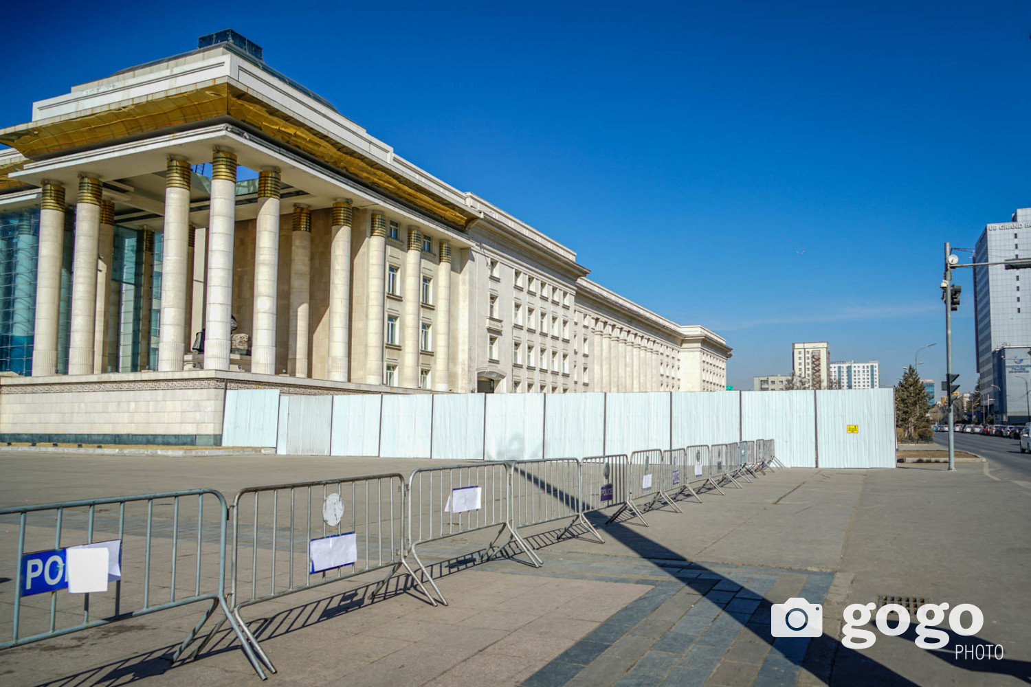 ФОТО: Төрийн ордны хашааг засварлаж эхэлжээ