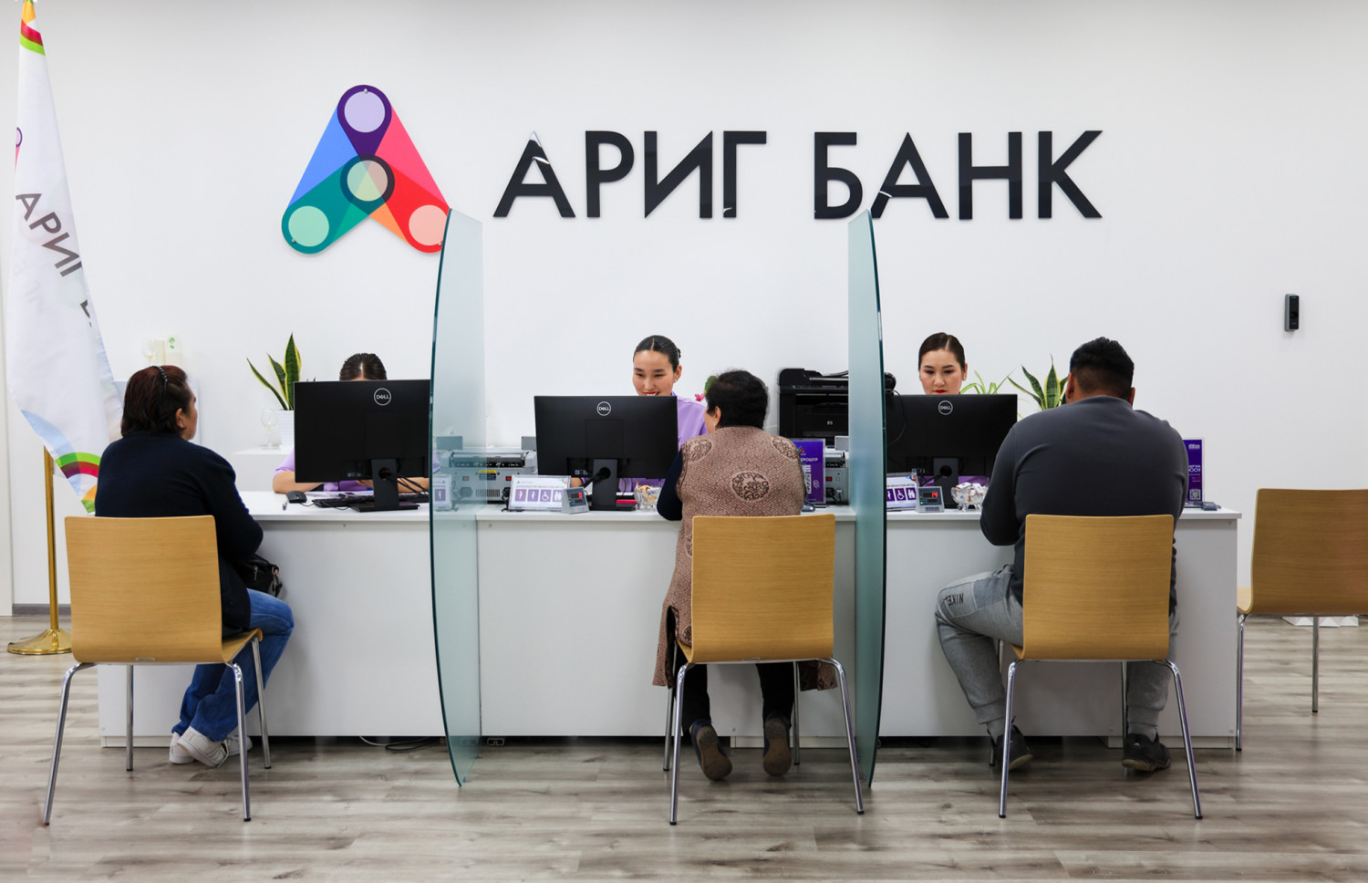 Ариг банк “Дархан Номин худалдааны төв”-д шинэ салбараа нээлээ